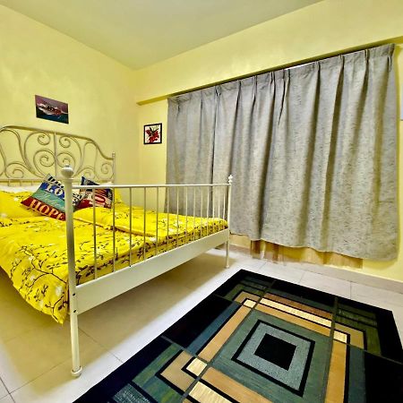 Putravilla Condominium Lovely & Spacious With Public Pool Kampong Kerdas ภายนอก รูปภาพ