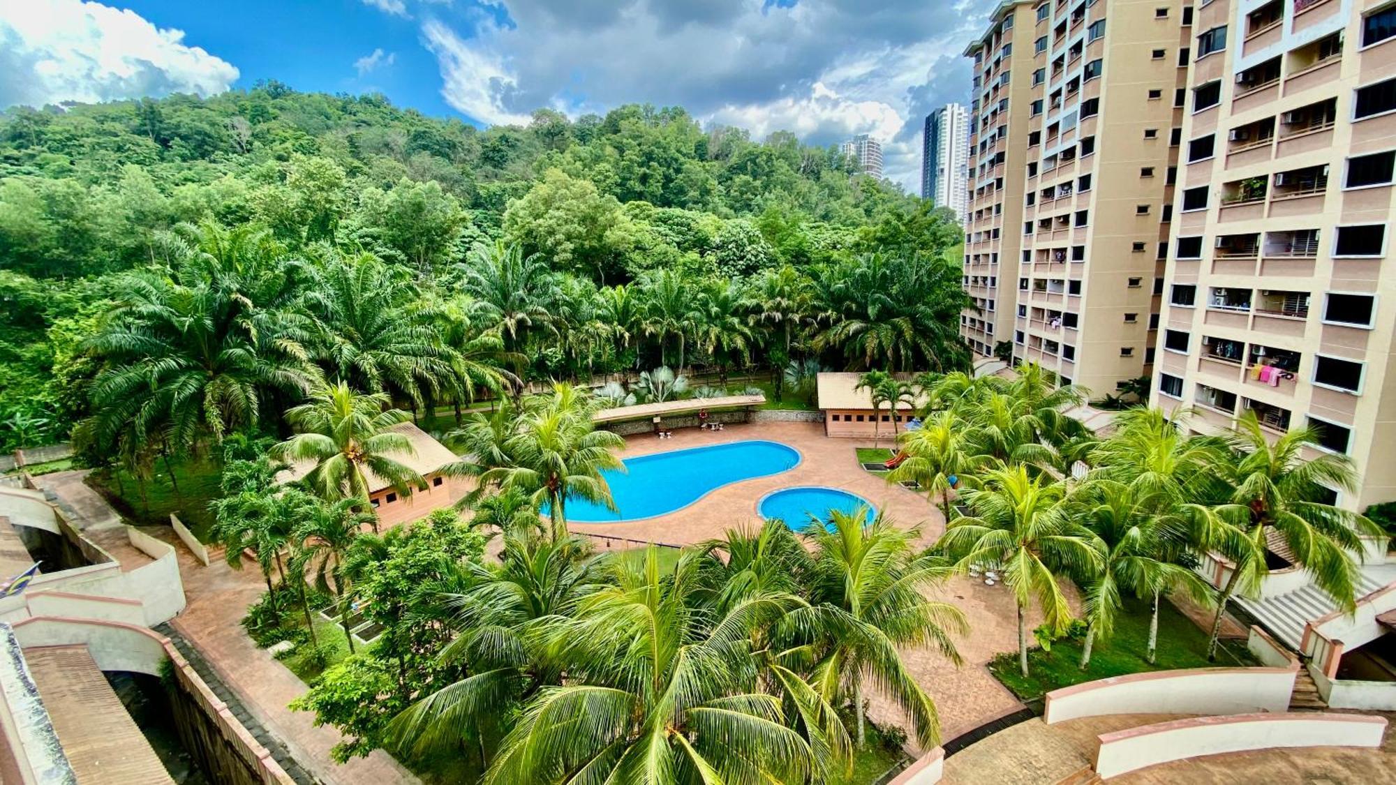 Putravilla Condominium Lovely & Spacious With Public Pool Kampong Kerdas ภายนอก รูปภาพ